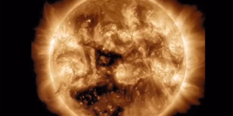 На Солнце обнаружена гигантская корональная дыра — крупнейшая с 2010 года.