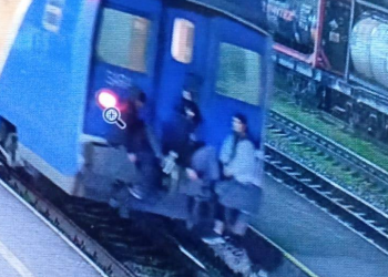 Подростки на поезде