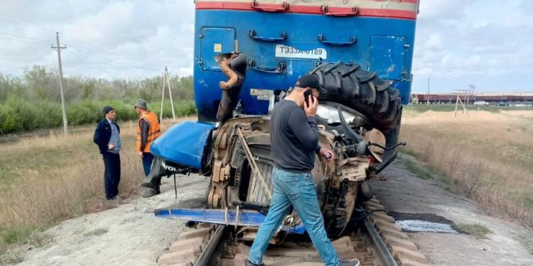 поезд ДТП трактор