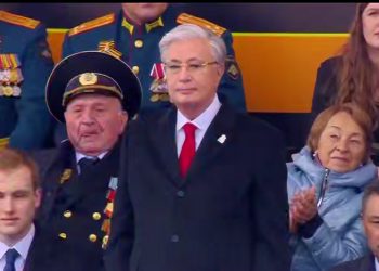 Токаев приветствовал военных Казахстана на Красной площади