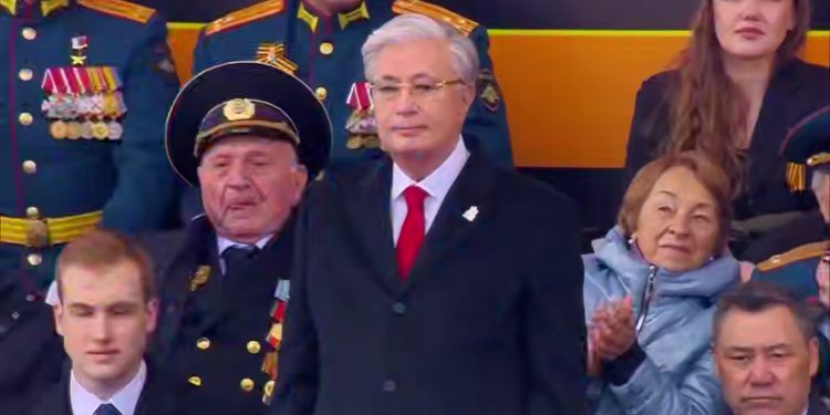 Токаев приветствовал военных Казахстана на Красной площади