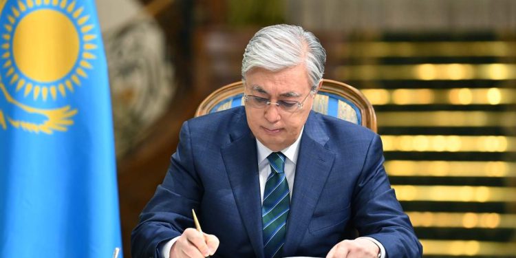 Токаев подписал закон, касающийся прав дольщиков и качества автодорог