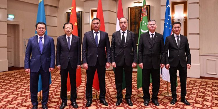 Оцифровать обмен иностранными бланками разрешений договорились министры транспорта Центральной Азии и Китая