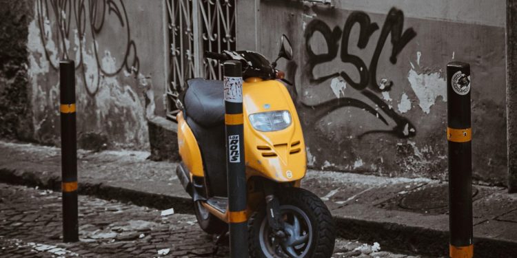 Угонщик мопеда в Алматы протащил полицейского и устроил ДТП