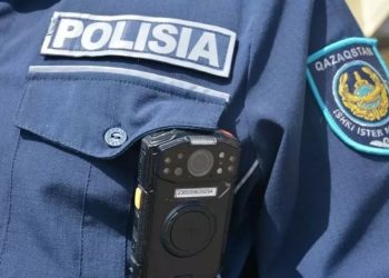 В Алматы девушка упала с 9-го этажа
