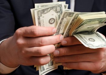 Доллар рвётся вверх: обменники в Казахстане обновили котировки