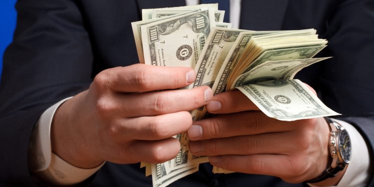 Доллар рвётся вверх: обменники в Казахстане обновили котировки