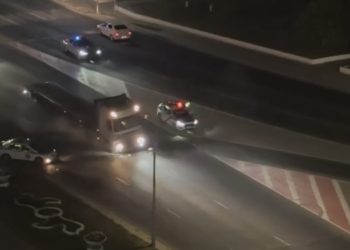 Десятки полицейских и “ёжиков” бросили в Актау в погоню за грузовиком