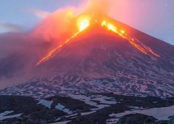 Самый высокий вулкан Евразии стал извергаться после землетрясения на Камчатке
