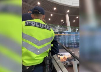 Пьяную женщину сняли с авиарейса за дебош в Астане