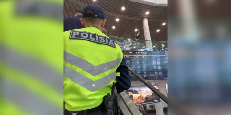 Пьяную женщину сняли с авиарейса за дебош в Астане