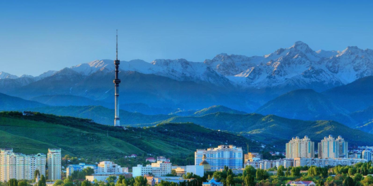 Штормовое предупреждение объявили в Алматы