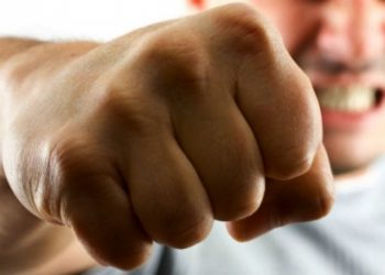 Переломы и сотрясение: мужчина избил медсестру в Караганде