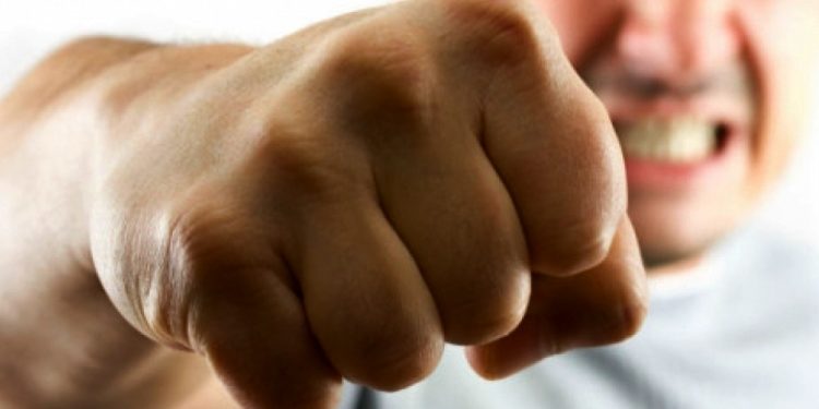 Переломы и сотрясение: мужчина избил медсестру в Караганде