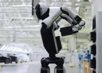 В Китае представили первого в мире робота-гуманоида, который сам себе меняет аккумуляторы