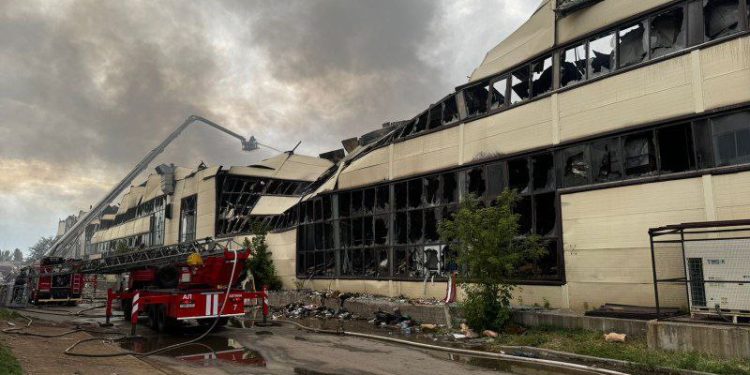 Пожар на рынке в Астане полностью потушили