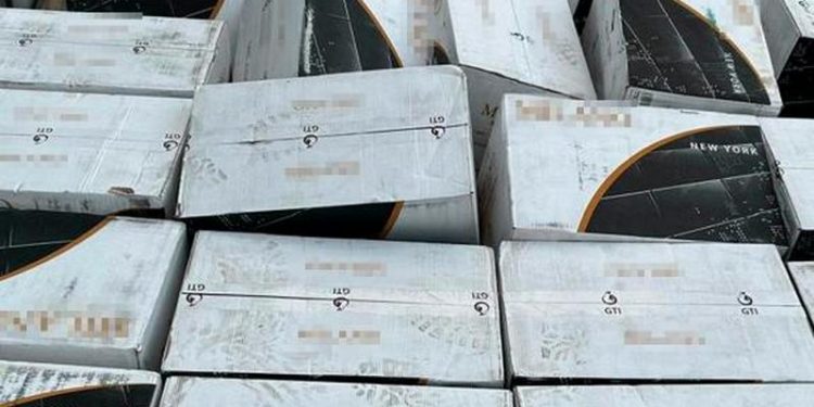 Почти полмиллиона пачек контрабандных сигарет изъяли на границе с Кыргызстаном