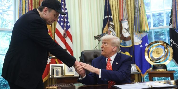 Угрозы подействовали? Маск снова хвалит Трампа