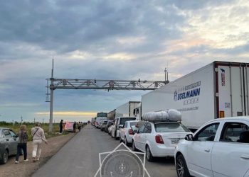 Новые правила въезда в Россию: спасатели помогают застрявшим на границе водителям