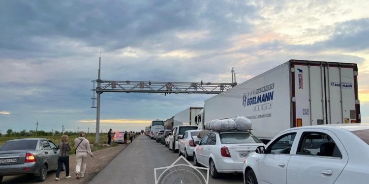 Новые правила въезда в Россию: спасатели помогают застрявшим на границе водителям