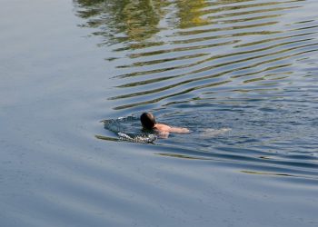 “Девчонки, смотрите”: в Кокшетау мужчина оголился на пляже