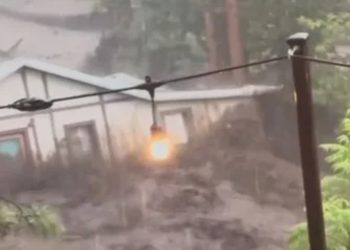 Наводнение в Нью-Мексико: затоплены мосты, смыты дома