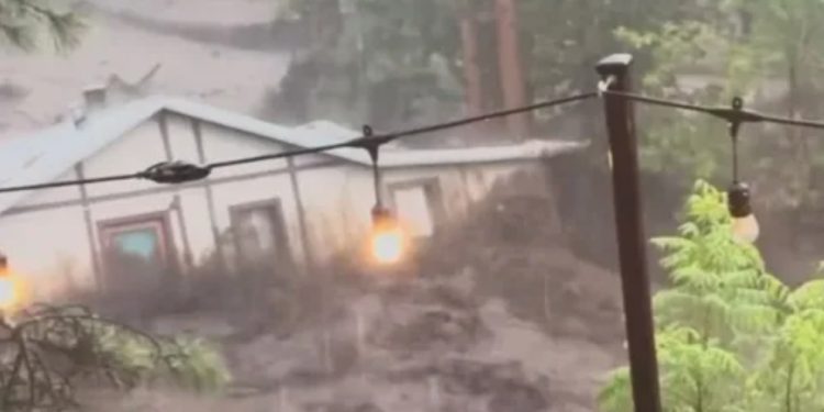 Наводнение в Нью-Мексико: затоплены мосты, смыты дома