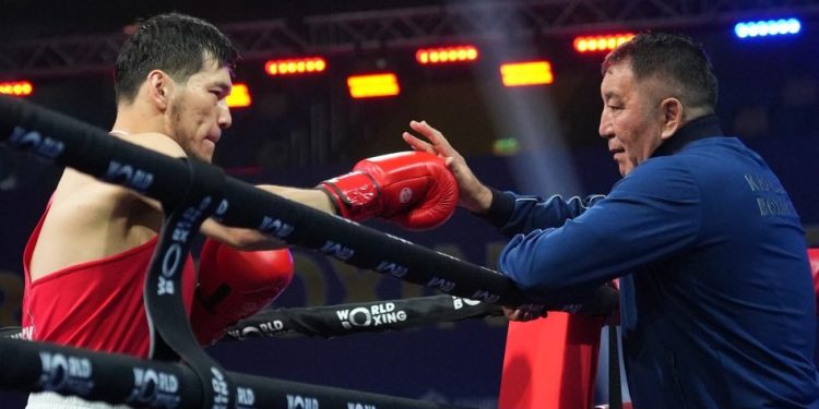 Казахстанец прошёл в полуфинал этапа Кубка мира по боксу