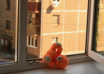 Четыре ребёнка выпали из окон в Астане, двое погибли