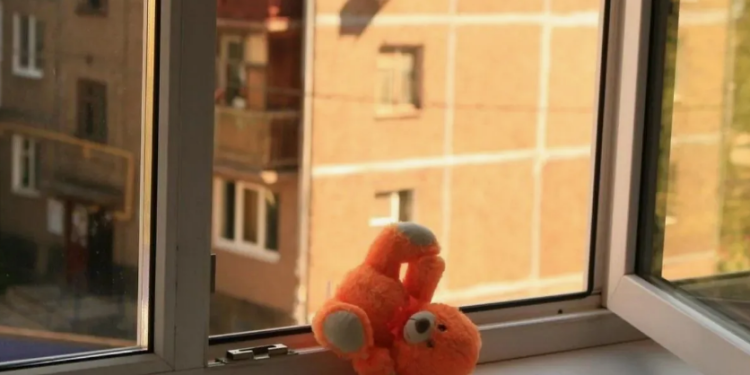 Четыре ребёнка выпали из окон в Астане, двое погибли