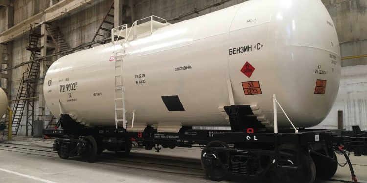 Житель Павлодара упал в цистерну с бензином и погиб