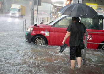 Гонконг накрыл ливень: уровень опасности снизили, но угроза оползней сохраняется