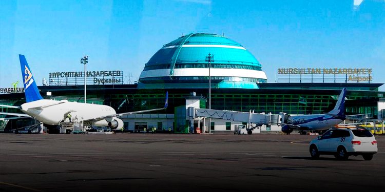 Скандал в аэропорту Астаны: алматинец угрожал полицейским и получил срок