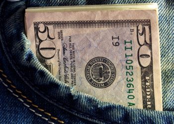 По 110 долларов раздадут людям в одной стране Азии