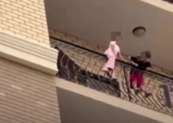 Дети свисали с перил 11 этажа в Актау