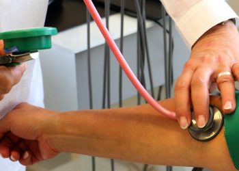 Растроган бесценной поддержкой: глава Минздрава посетила избитого в Костанае врача