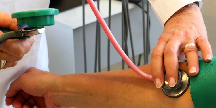 Растроган бесценной поддержкой: глава Минздрава посетила избитого в Костанае врача