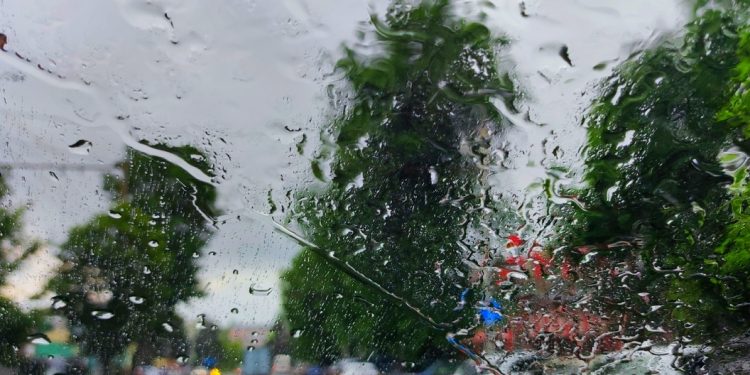 Дожди с градом обрушатся на Казахстан