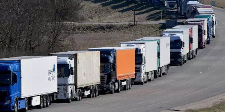 В актюбинской полиции сообщили о ситуации с заторами на границе с Россией