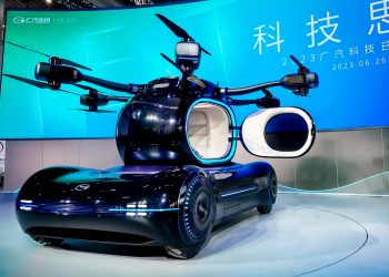 Китайский летающий автомобиль обсуждают в соцсетях