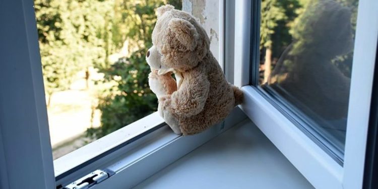 Два ребёнка погибли после выпадения из окон