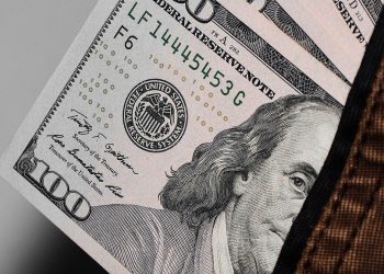 Доллар растёт: сколько за него просят в обменниках?