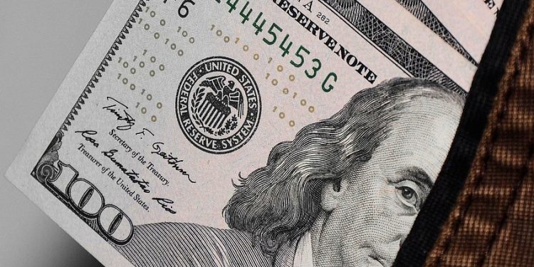 Доллар растёт: сколько за него просят в обменниках?