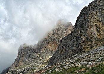 20-летний парень пропал в горах Алматы