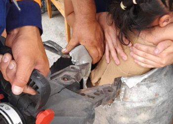 Спасатели в Аягозе разорвали флягу, чтобы спасти маленькую девочку
