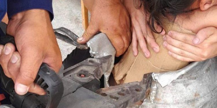 Спасатели в Аягозе разорвали флягу, чтобы спасти маленькую девочку