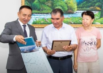 Мужчину, который спас ребёнка от собак, наградили в акимате