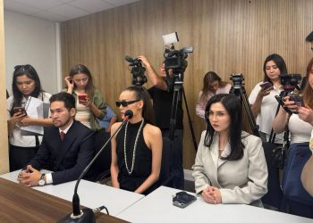 Карина Мамаш не стала отвечать, простила ли она мужа