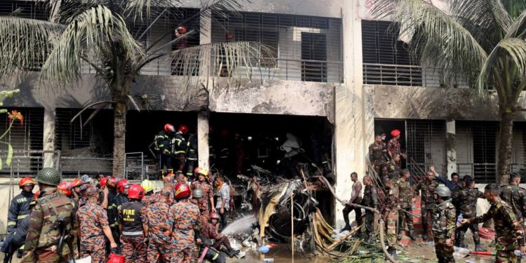 В Бангладеш учебный самолёт рухнул на школу: один погибший, более 50 пострадавших