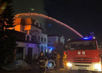 Страшное пламя и огромные клубы дыма: в Астане горит трёхэтажное здание